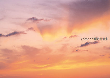 霞光万道，云隙间透出神圣光芒