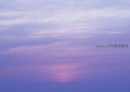淡紫天幕，薄云如纱轻笼大地