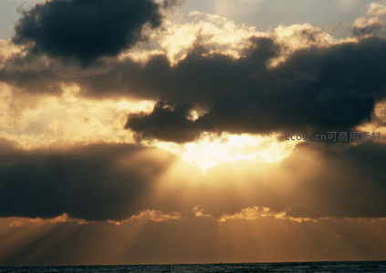 阳光穿透乌云洒向海面，光芒万丈