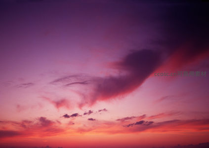 紫粉渐变晚空，云影飘逸如梦