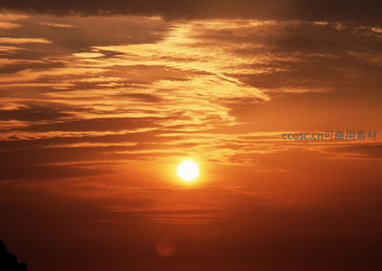 夕阳悬于云海之上，金辉漫天