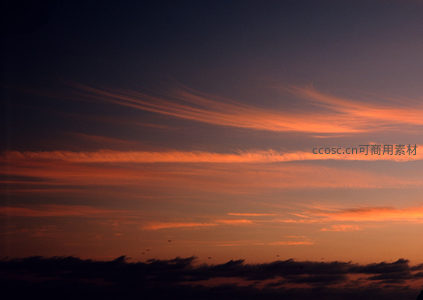 暮色云霞染天际，飞鸟掠影入画来