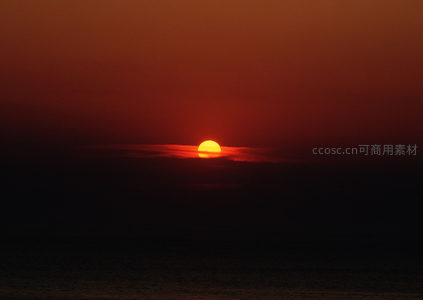 红日沉海平线，余晖洒满苍茫大地