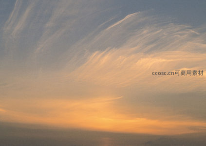 金色流云舞长空，夕阳为幕绘仙境