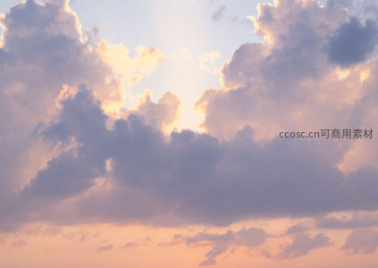 云层缝隙透金光，霞光万道映苍穹