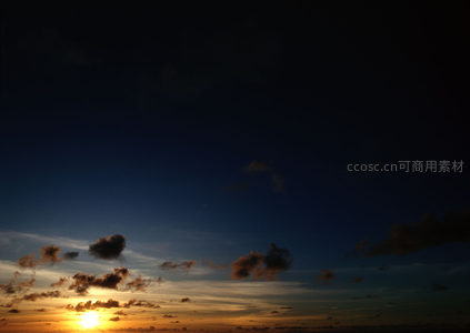 深蓝夜幕初垂，残阳余晖映云边