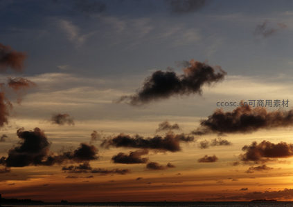 海天相接处，火烧云翻涌如画卷