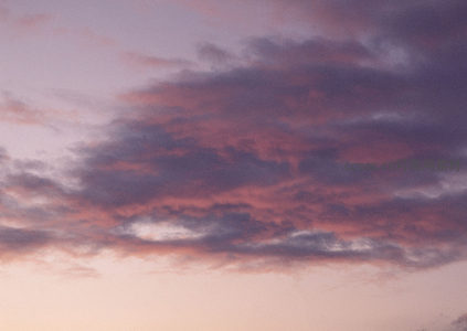 紫粉云海漫天舞，暮色浪漫醉人心