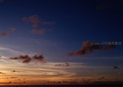 深蓝苍穹下，霞光云影共徘徊