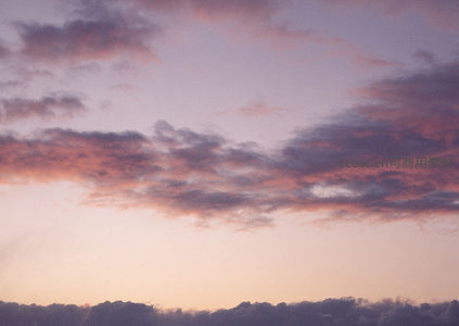 暮色云霞染天际，紫粉交融如梦境