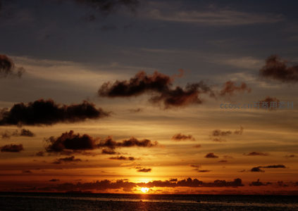 海平线日落熔金，云影翻涌映苍穹