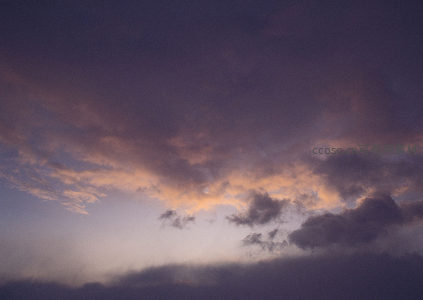 云层缝隙透金光，暮色苍穹显神秘