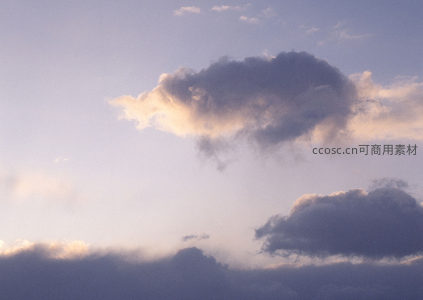 柔云如絮浮碧空，夕照勾勒温柔边