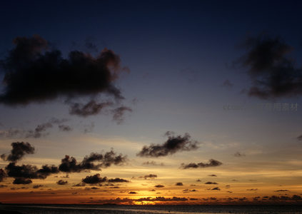 海天一色，落日熔金处