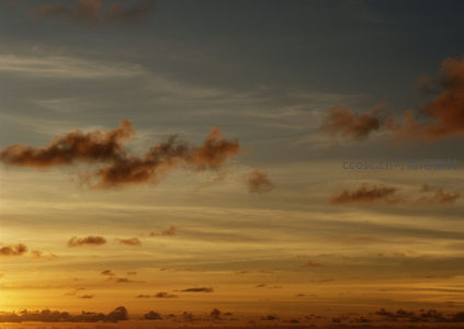 云霞满天，金辉洒大地