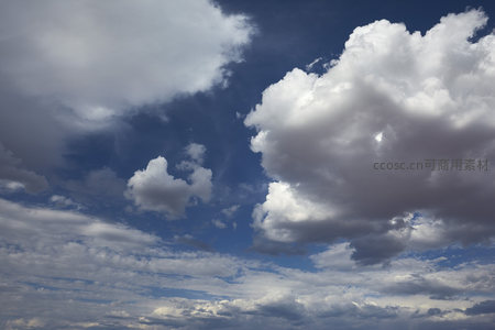 蓝天白云，纯净如画境