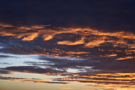 烈焰云海，暮色燃天边