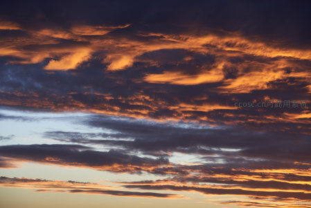 火烧云染透天际，层叠云海如熔金