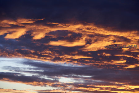 暮色苍穹云似火，光影流动绘长空