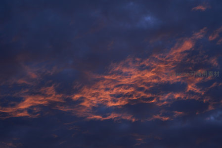 暗夜边缘云燃焰，一抹绯红破幽蓝