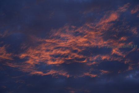 暮霭沉沉云作锦，赤焰织就天边画