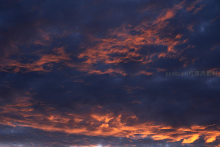 火烧云染透天际，暮色如诗