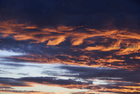 暮云千变万化，霞光满天