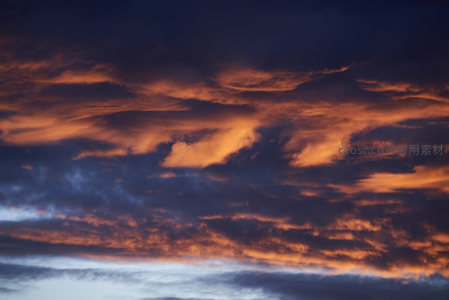 云海翻腾如火，暮色苍茫