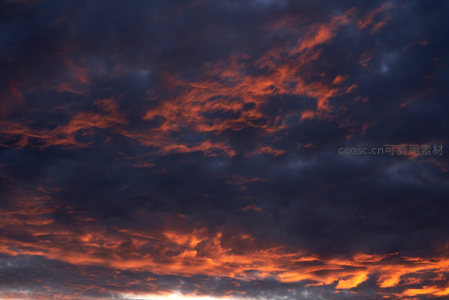 赤焰云霞布满苍穹，气势恢宏
