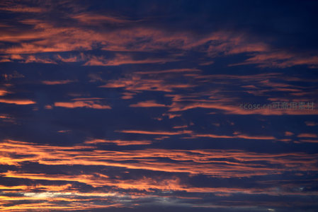 霞光织就锦缎，云舞苍穹