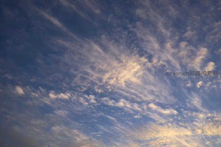 晨光破云而出，天空洒满希望之光