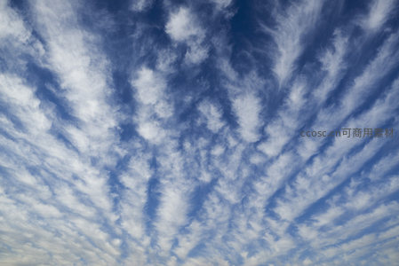 蓝天白云如羽毛般轻盈飘逸