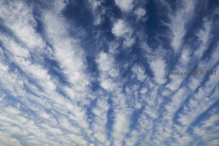 高空俯瞰云海，如波涛翻滚的仙境