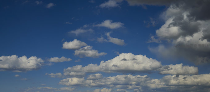 广阔蓝天下的蓬松云海