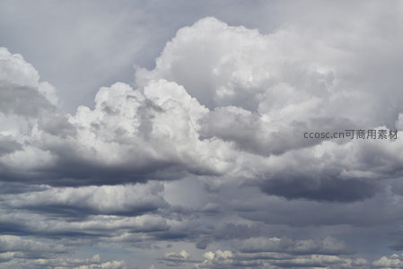 厚重积雨云层酝酿风雨