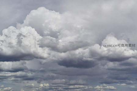 层叠云团构成的天空画卷