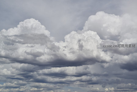 层叠云团如山峦，静谧天空展宏图