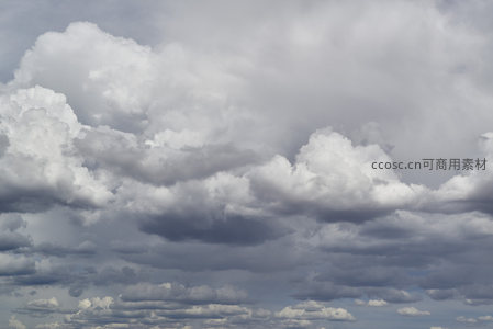 灰白云絮漫天舞，天空舞台任逍遥