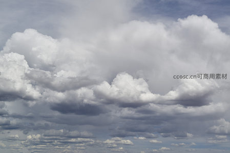 云朵如棉絮飘浮，天空蔚蓝澄澈