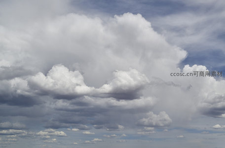 云涛汹涌奔腾，天空变幻莫测
