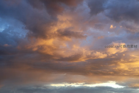 金辉穿透云海，暮空渲染暖色调