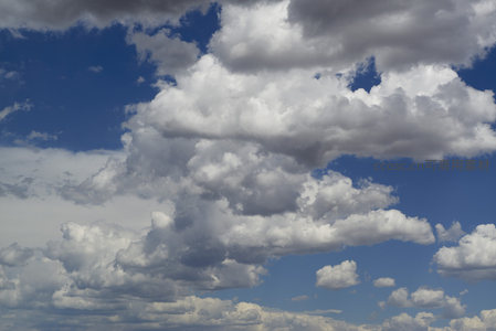 洁白云絮缀碧空，晴日天幕如画卷