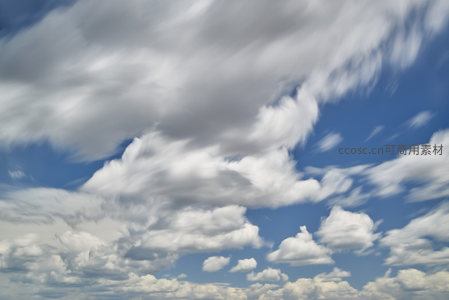 动感云海掠过天际，如丝如缕舞长空