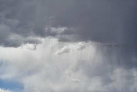 乌云压顶雨将至，天地苍茫气象新