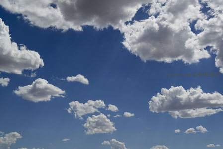 阳光穿透云隙洒，蓝天如洗映苍穹