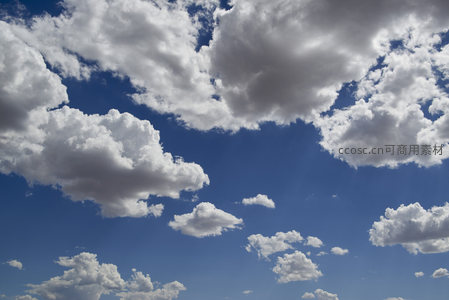 洁白云团缀碧空，光影变幻绘天图