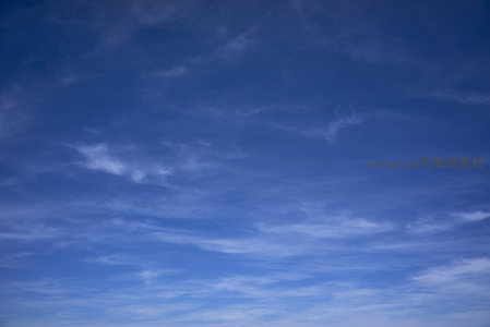 蔚蓝天空中飘着轻盈的云朵