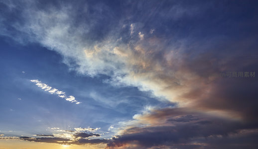 夕阳穿透云层洒下金色光芒