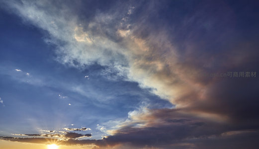 绚丽晚霞与深邃蓝天交相辉映