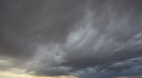 乌云密布预示着一场即将到来的暴雨